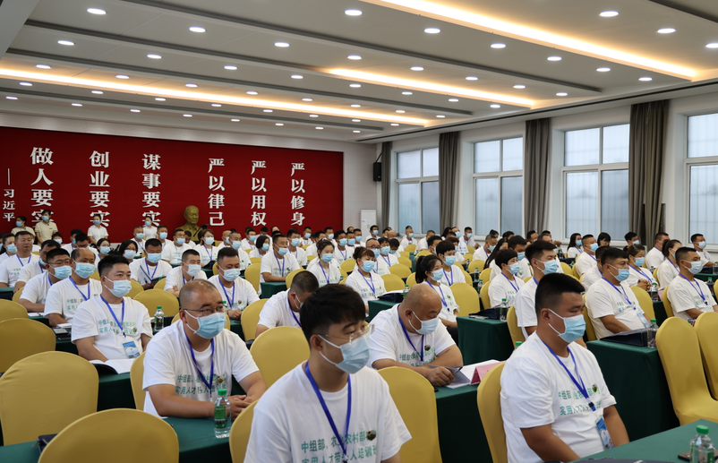 中組部、農(nóng)業(yè)農(nóng)村部農(nóng)村實用人才帶頭人和到村任職、按照大學(xué)生村官管理的選調(diào)生培訓(xùn)班（鄉(xiāng)村發(fā)展與治理）在大梨樹村基地開班